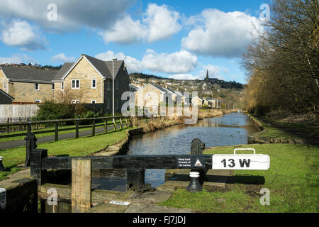 13w, Micklehurst Serrure Serrure (également appelé Cottage Quai de stationnement) sur le canal, près de Huddersfield Mossley, Tameside, Manchester, UK Banque D'Images