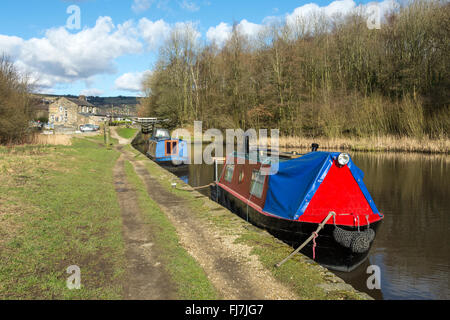 Narrowboats près de cafards, de blocage (Lock 15w) sur le Canal de Huddersfield, Mossley, Tameside, Manchester, UK Banque D'Images