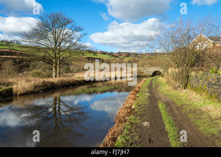 Pont sur la Division de l'approche du Canal de Huddersfield, Mossley, Tameside, Manchester, UK Banque D'Images