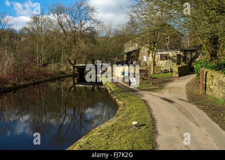 Campagne sur le Centre Brownhill Huddersfield Canal, Uppermill, Bellevue, Greater Manchester, UK Banque D'Images