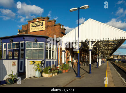 Le bar buffet de style victorien et de la plate-forme canopy à Stalybridge Gare, Tameside, Manchester, Angleterre, RU Banque D'Images