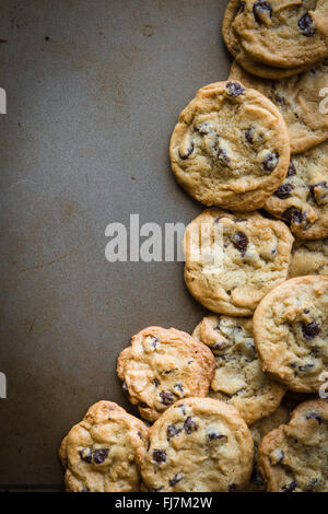 Lot de cookies au chocolat maison sur une tôle à biscuits with copy space Banque D'Images