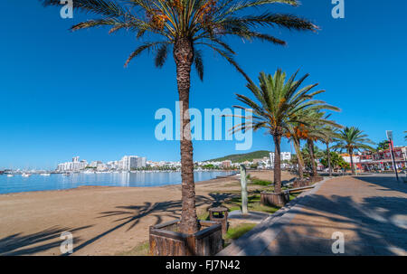 En milieu de matinée sur Ibiza sun waterfront. Chaude journée ensoleillée le long de la plage de St Antoni de Portmany Iles Baléares, Espagne Banque D'Images