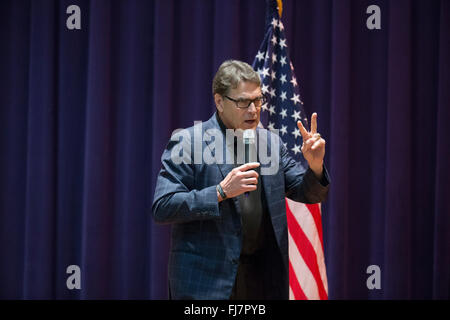 L'ancien gouverneur du Texas. Rick Perry se réchauffe foule au rassemblement à San Antonio pour candidat présidentiel républicain Ted Cruz Banque D'Images