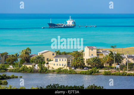 Amarré à un terminal pétrolier dans Dickenson Bay, au nord d'Antigua, Antigua-et-Barbuda, Antilles Banque D'Images