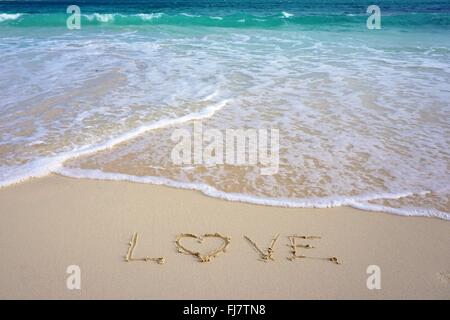 'Amour' écrit dans le sable sur la plage Banque D'Images