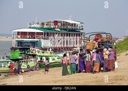 Les gens le chargement et le déchargement des bateaux ferry sur la rivière Ayeryarwaddy dans Old Bagan, Bagan, Myanmar (Birmanie) Banque D'Images