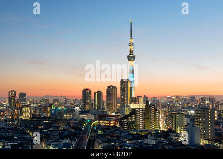 Tokyo, Japon - 9 janvier 2016 ; : Tokyo Skyline at Dusk, vue du quartier d'Asakusa, Skytree visibles à l'horizon. Banque D'Images