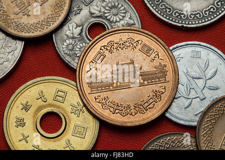 Coins du Japon. Phoenix Hall du Temple Byodo-in dans Uji, préfecture de Kyoto, Japon représenté dans la pièce de 10 yens japonais. Banque D'Images