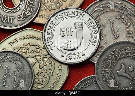 Des crédits du Turkménistan. Ancien klaxon potable décrite dans le Turkménistan 50 tenge de monnaie. Banque D'Images