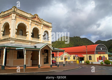 L'historique Hôtel Empire et la gare ferroviaire de Queenstown, point de départ de la côte ouest de la nature sauvage Banque D'Images