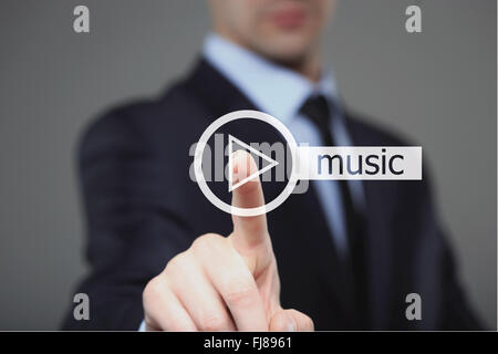 Appuyer sur le bouton play music man Banque D'Images