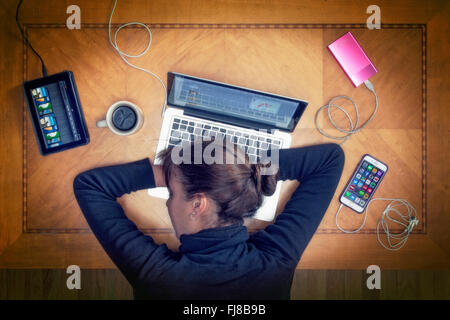 Femme dormir sur son ordinateur portable Banque D'Images
