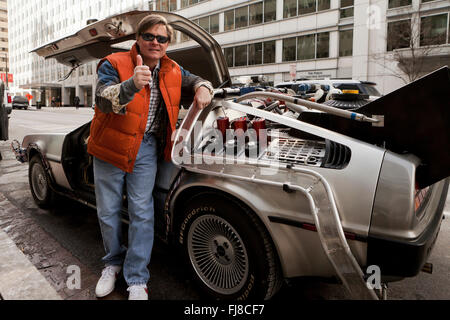 Retour vers le futur Marty McFly impersonator posant à côté de time machine DeLorean - Washington, DC USA Banque D'Images