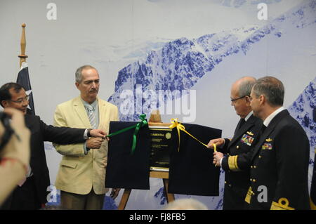 Punta Arenas, Chili. Feb 29, 2016. China Electronics Corporation Directeur général Liu Liehong (1ère L) et le ministre de la Défense brésilien Aldo Rebelo (2L) assister à la cérémonie de dévoilement à Punta Arenas, Chili, 10 févr. 29, 2016. Le Brésil a lancé la construction d'une nouvelle, plus grande base antarctique, quatre ans après un incendie a détruit sa station antarctique Comandante Ferraz, l'Agencia Brasil news agency a déclaré lundi. La nouvelle base sera construit au même endroit que l'ancien, dans Admiralty Bay, King George Island, près de l'extrémité de la péninsule antarctique. © Liu Tong/Xinhua/Alamy Live News Banque D'Images