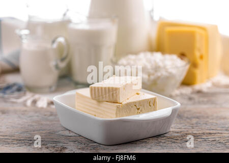 Bloc de fromage feta grecque en plaque blanche Banque D'Images