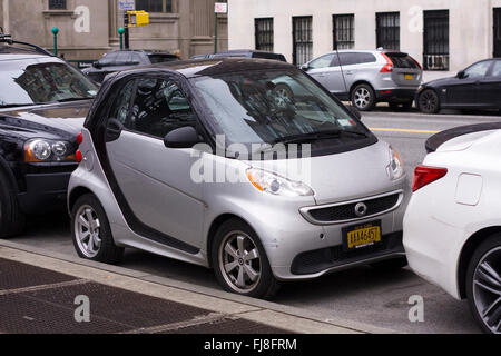 2014 Smart fortwo electric drive 2 mini voiture garée dans un très petit espace de parking sur l'UWS de New York City Banque D'Images