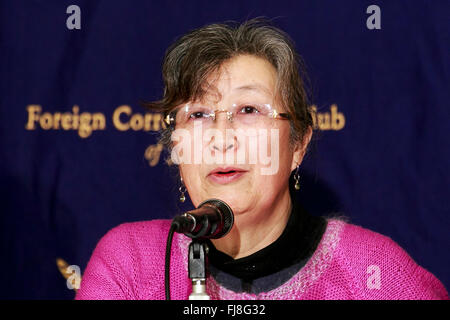 Tokyo, Japon. 06Th Mar, 2016. Ruiko Muto, mandataire commun du Comité de liaison pour les organisations de victimes de la catastrophe nucléaire (Hidanren) prend la parole lors d'une conférence de presse au Club des correspondants étrangers du Japon le 1 mars 2016, Tokyo, Japon. Cinq ans après la catastrophe nucléaire de Fukushima, on compte encore plus de 100 000 sinistrés vivant loin de leurs foyers et de nombreuses victimes ont le sentiment que leurs besoins ont été négligés par le gouvernement met l'accent sur la récupération et le Jeux Olympiques de 2020. Credit : AFLO Co.,Ltd/Alamy Live News Banque D'Images