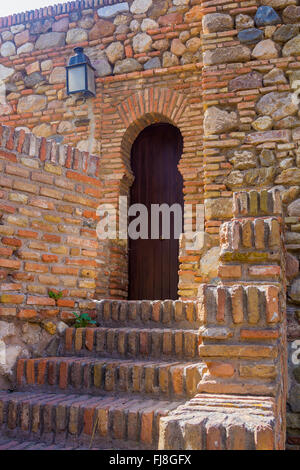 Brique ancienne porte de passage dans le célèbre La Alcazaba de Malaga Espagne Banque D'Images