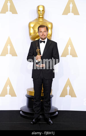 Leonardo DiCaprio, gagnant de l'award du meilleur acteur dans un premier rôle pour "Le Revenant", pose dans la salle de presse au cours de la 88e Academy Awards à l'hôtel Loews Hollywood Hotel, le 28 février 2016 à Hollywood, Californie. Banque D'Images