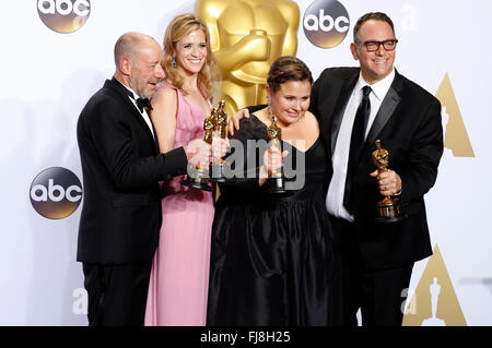 Les producteurs Steve Mercier, Blye Pagon Faust, Nicole Rocklin et Michael Sucre, lauréats du prix du meilleur film pour 'Spotlight', poser dans la salle de presse au cours de la 88e Academy Awards à l'hôtel Loews Hollywood Hotel, le 28 février 2016 à Hollywood, Californie. Banque D'Images