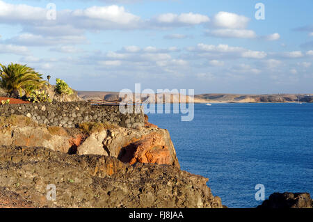 Vue en regardant à partir de la côte de la péninsule de Papagayo, chemin Las Coloradas, Playa Blanca, Lanzarote, îles Canaries, Espagne. Banque D'Images