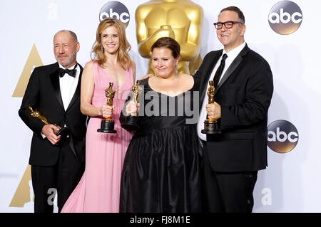 Les producteurs Steve Mercier, Blye Pagon Faust, Nicole Rocklin et Michael Sucre, lauréats du prix du meilleur film pour 'Spotlight', poser dans la salle de presse au cours de la 88e Academy Awards à l'hôtel Loews Hollywood Hotel, le 28 février 2016 à Hollywood, Californie. Banque D'Images