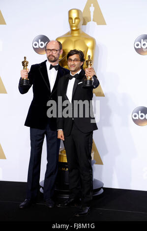 James Gay-Rees cinéastes et Asif Kapadia, lauréats du prix du meilleur film documentaire pour 'Giovanni', poser dans la salle de presse au cours de la 88e Academy Awards à l'hôtel Loews Hollywood Hotel, le 28 février 2016 à Hollywood, Californie. Banque D'Images