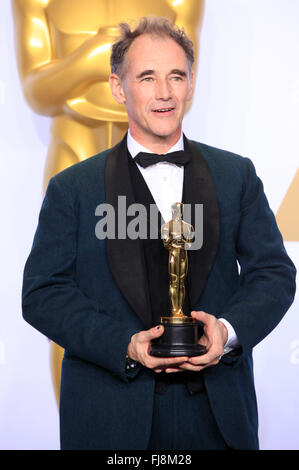 Mark Rylance, gagnant de l'award du meilleur acteur dans un Second Rôle pour "Pont des espions", pose dans la salle de presse au cours de la 88e Academy Awards à l'hôtel Loews Hollywood Hotel, le 28 février 2016 à Hollywood, Californie. Banque D'Images