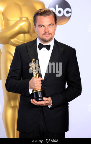 Hollywood, Californie. 28 Février, 2016. Leonardo DiCaprio, gagnant de l'award du meilleur acteur dans un premier rôle pour "Le Revenant", pose dans la salle de presse au cours de la 88e Academy Awards à l'hôtel Loews Hollywood Hotel, le 28 février 2016 à Hollywood, Californie. © dpa/Alamy Live News Banque D'Images