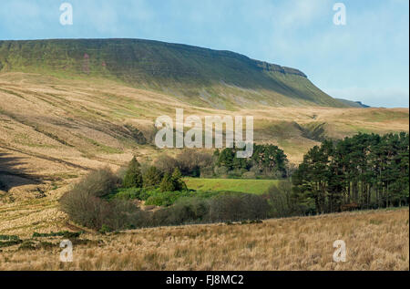 Craig Taf Gwaun Ridge dans le parc national de Brecon Beacons sur un jour d'hiver ensoleillé, dans le sud du Pays de Galles Banque D'Images