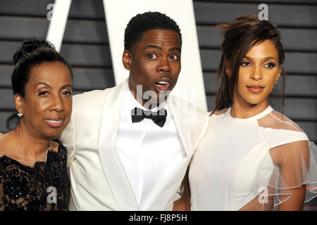 Rosalie Rock, le comédien Chris Rock, et Megalyn Echikunwoke participant à la 2016 Vanity Fair Oscar Party Hosted By Graydon Carter à Wallis Annenberg Center for the Performing Arts le 28 février 2016 à Beverly Hills, Californie. Banque D'Images