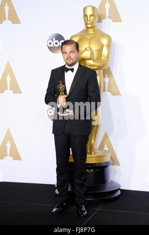 Hollywood, Californie. 28 Février, 2016. Leonardo DiCaprio, gagnant de l'award du meilleur acteur dans un premier rôle pour "Le Revenant", pose dans la salle de presse au cours de la 88e Academy Awards à l'hôtel Loews Hollywood Hotel, le 28 février 2016 à Hollywood, Californie. © dpa/Alamy Live News Banque D'Images