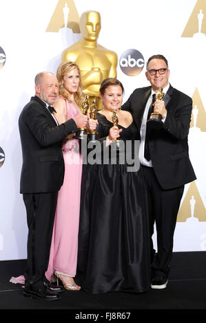 Hollywood, Californie. 28 Février, 2016. Les producteurs Steve Mercier, Blye Pagon Faust, Nicole Rocklin et Michael Sucre, lauréats du prix du meilleur film pour 'Spotlight', poser dans la salle de presse au cours de la 88e Academy Awards à l'hôtel Loews Hollywood Hotel, le 28 février 2016 à Hollywood, Californie. © dpa/Alamy Live News Banque D'Images