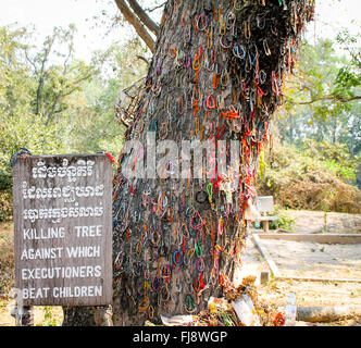 Arbre mort contre qui frappent les enfants bourreaux, Phnom Penh Banque D'Images