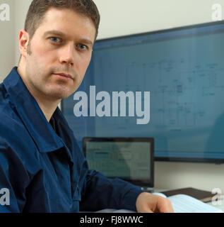 Travailleur masculin dans la salle de contrôle de l'usine thermique. Banque D'Images