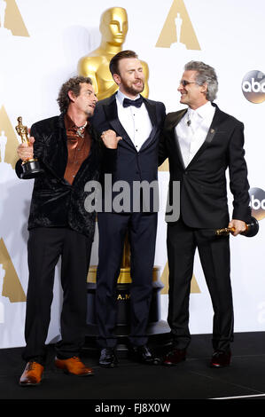 Hollywood, Californie. 28 Février, 2016. Monteurs son David White (L) et Mark A. Mangini lauréats du prix du meilleur montage sonore pour 'Mad Max : Fury Road", posent avec Chris Evans dans la salle de presse au cours de la 88e Academy Awards à l'hôtel Loews Hollywood Hotel, le 28 février 2016 à Hollywood, Californie. © dpa/Alamy Live News Banque D'Images