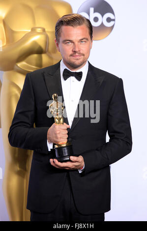 Hollywood, Californie. 28 Février, 2016. Leonardo DiCaprio, gagnant de l'award du meilleur acteur dans un premier rôle pour "Le Revenant", pose dans la salle de presse au cours de la 88e Academy Awards à l'hôtel Loews Hollywood Hotel, le 28 février 2016 à Hollywood, Californie. © dpa/Alamy Live News Banque D'Images