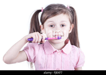 Belle fille enfant brosse à dents avec isolated on white Banque D'Images