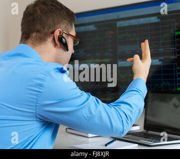 Stock Trader en colère en face de l'ordinateur. Banque D'Images