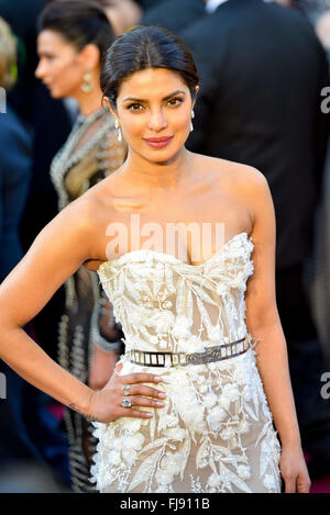 L'actrice Priyanka Chopra arrive pour la 88e cérémonie des Oscars au Kodak Theater à Hollywood, Californie, USA, 28 février 2016. Les oscars sont présentées pour des efforts individuels ou collectifs dans 24 catégories en cinématographie. Photo : Hubert Boesl/DPA - AUCUN FIL SERVICE - Banque D'Images