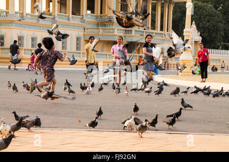 Les Cambodgiens à l'affiche au palais royal de Phnom Penh. Banque D'Images