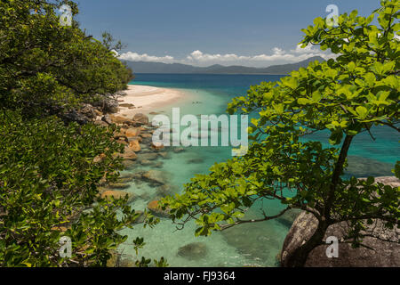 Nudey Beach blanc avec les touristes, les plongeurs, les voiliers en passant, certaines formations rocheuses étonnantes, des eaux bleu turquoise de l'île de Fitzroy et la partie continentale de Cairns dans l'arrière-plan. Banque D'Images