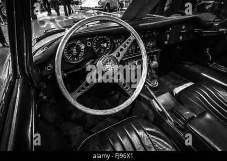 Cabine d'une voiture de sport Jaguar E-Type. Noir et blanc. Banque D'Images