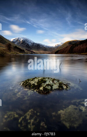 Des roches submergées dans le réservoir de Haweswater le Lake District Cumbria Banque D'Images