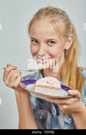 Happy woman eating sweet pie Banque D'Images