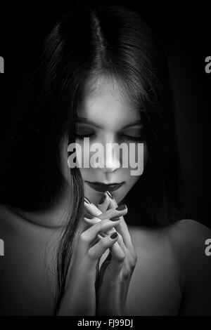 Femme Triste Priant Dans Le Noir Photo Stock Alamy Femme Triste Priant Dans Le Noir Photo Stock Alamy