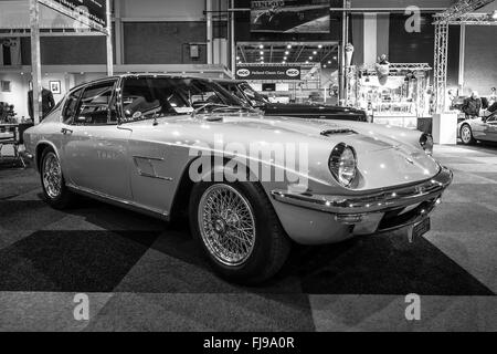 Grand tourer coupé Maserati Mistral, 1964. Noir et blanc. Banque D'Images