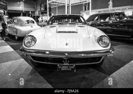 Grand tourer coupé Maserati Mistral, 1964. Noir et blanc. Banque D'Images