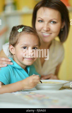 Petite fille avec la mère Banque D'Images